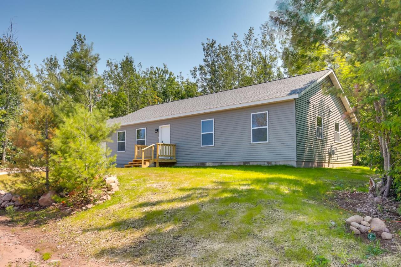 Wooded Hancock Home Near Ski And Snowmobile Trails! Exterior photo